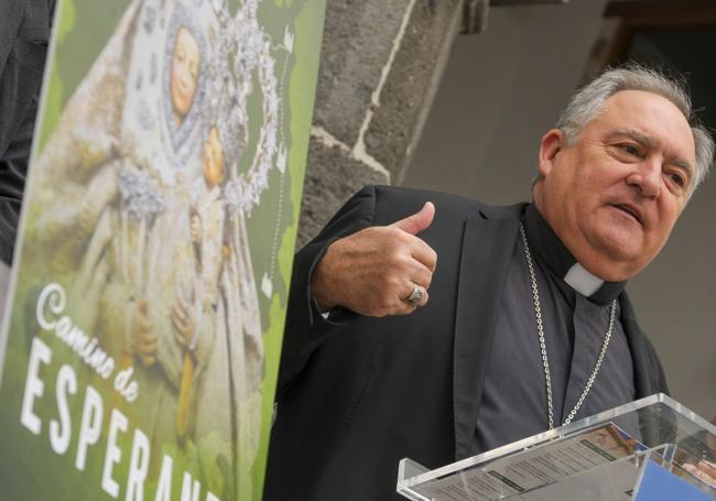 José Mazuelos, obispo de la Diócesis de Canarias, presentando los actos de la Bajada.