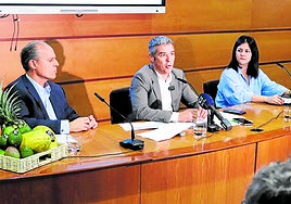 Francisco José Echandi (i), Narvay Quintero y Gabriela Pérez durante la presentación de Tropicán.