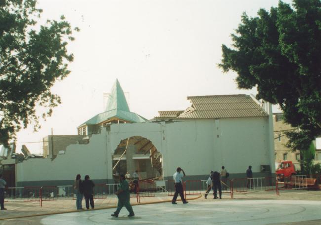 Demolición de la vieja iglesia. Detrás ya se levantaba la nueva, la que ahora cumple 25 años.
