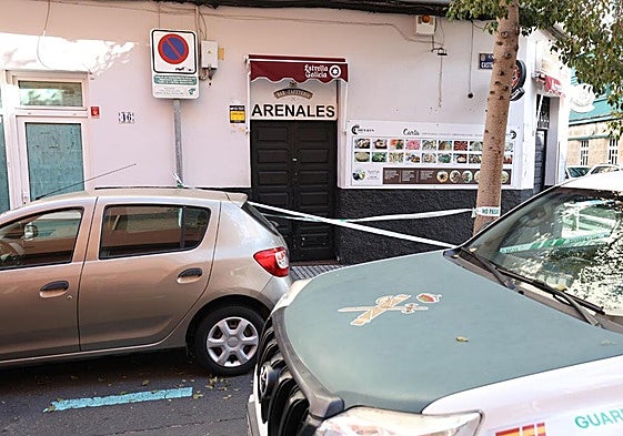 Imagen del bar la mañana de este miércoles. Desde este martes 6 de mayo el bar y la calle del local permanecen cortadas por el cordón de la Guardia Civil.