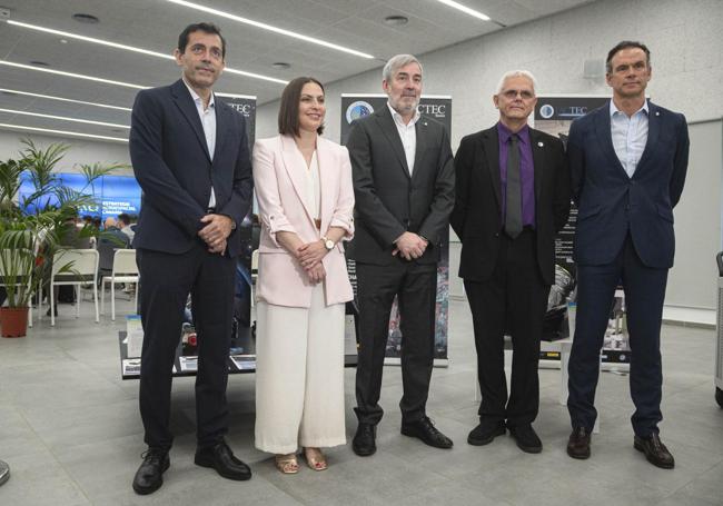 El presidente Clavijo junto al resto de autoridades.