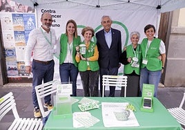 El aún presidente de la AECC en Las Palmas, Fernando Fraile (tercero por la derecha) junto a voluntariado de la asociación.