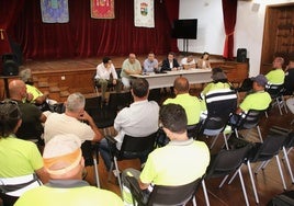 Encuentro celebrado este jueves para abordar el futuro de la recogida de basura en Yaiza.