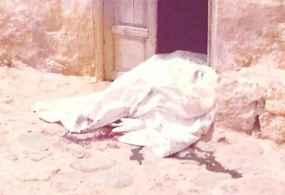 Una sábana tapa el cuerpo de Pablo aquel 27 de abril de 1976 en la puerta de su casa de Guisguey.