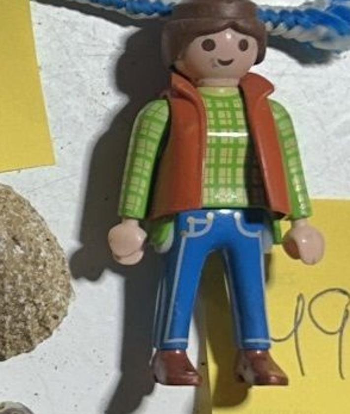 Imagen secundaria 2 - En la foto superior, ídolo aborigen aparecido en el entorno del IES Agáldar. También hallaron cientos de jeringuillas y un click de playmobil.