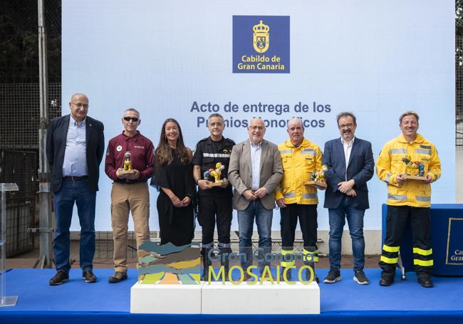 Profesionales de la prevención de incendios forestales reconocidos por el Cabildo.