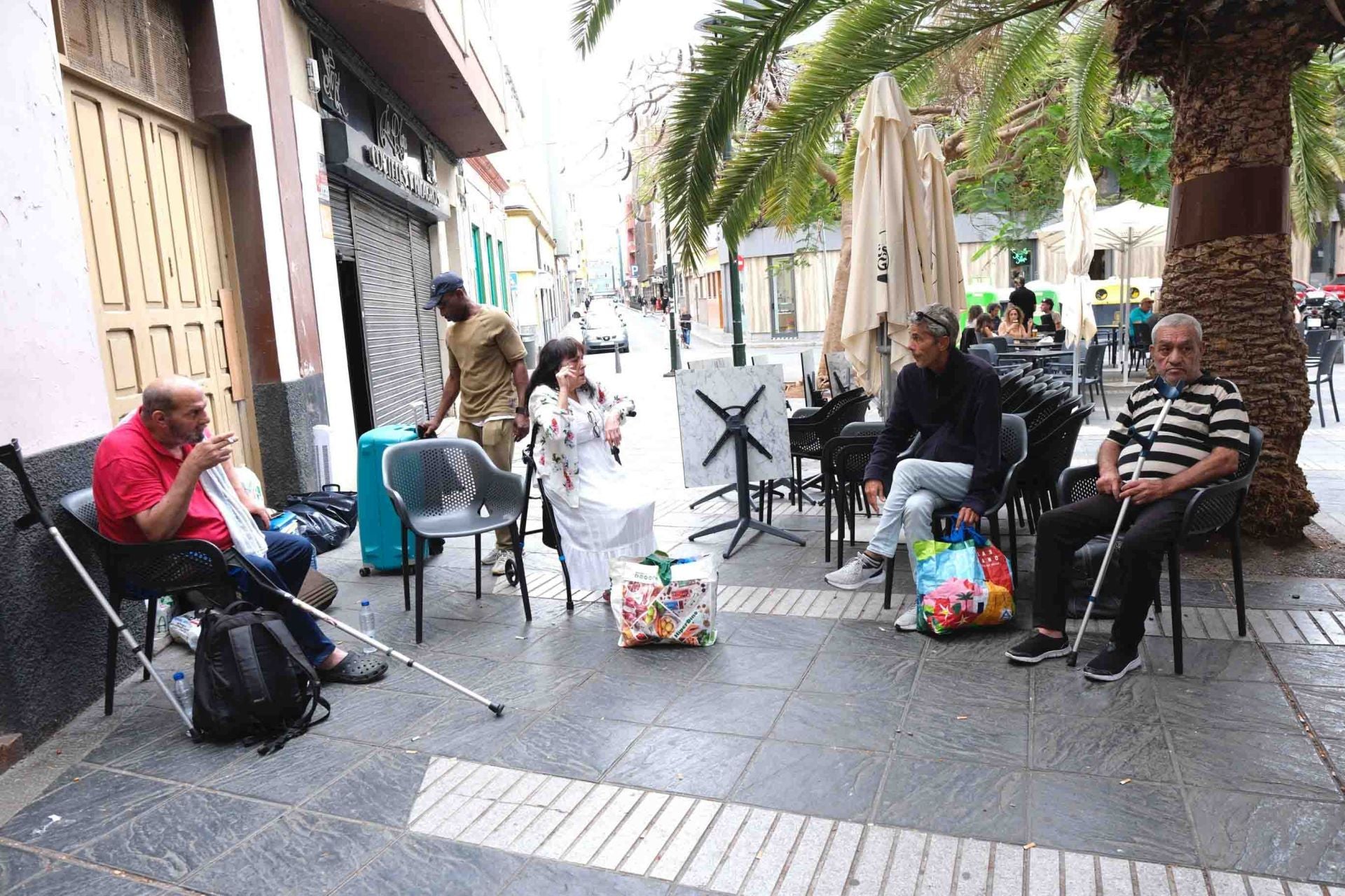 Imágenes del desahucio a once personas en la calle Thomas Alva Edison