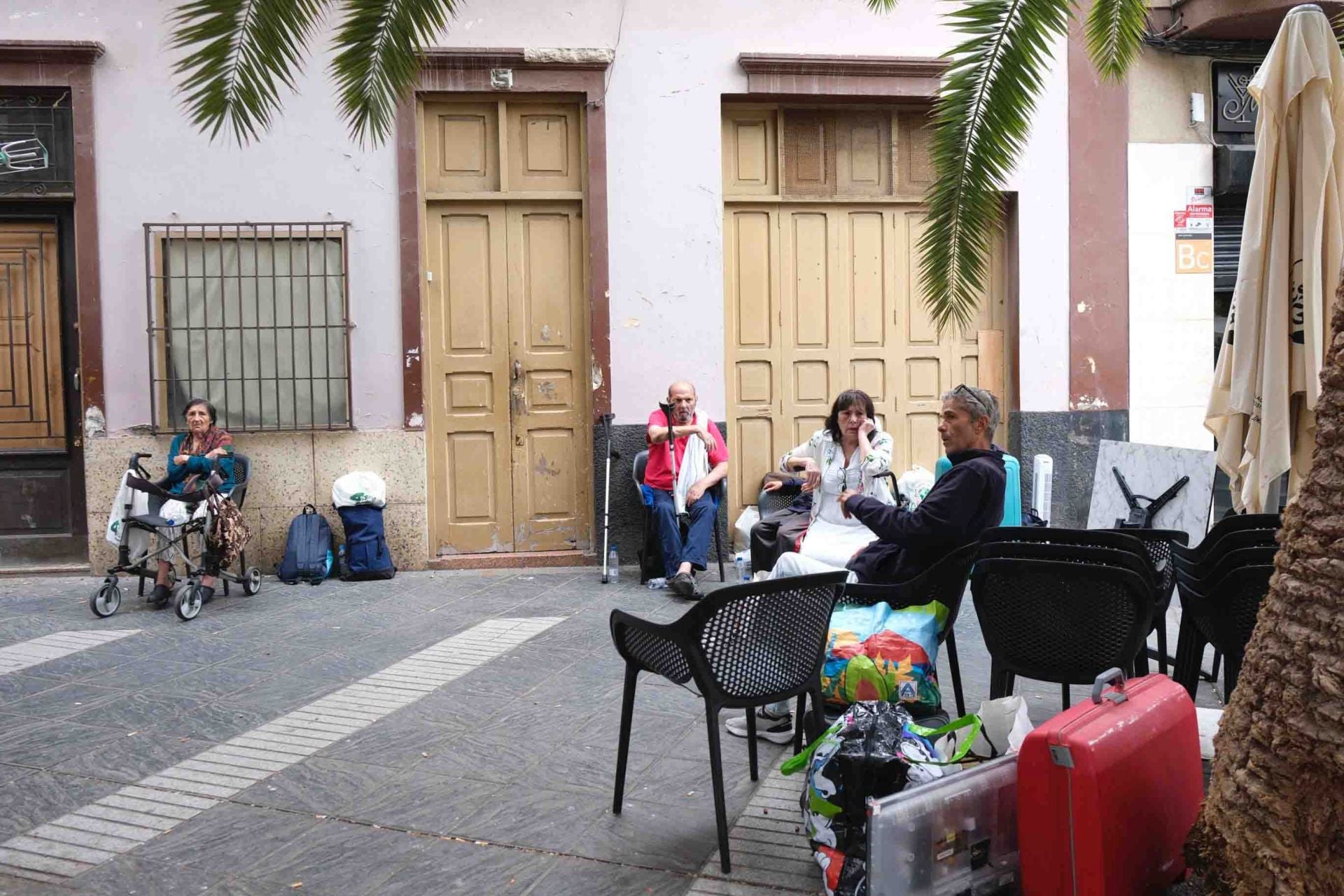Imágenes del desahucio a once personas en la calle Thomas Alva Edison