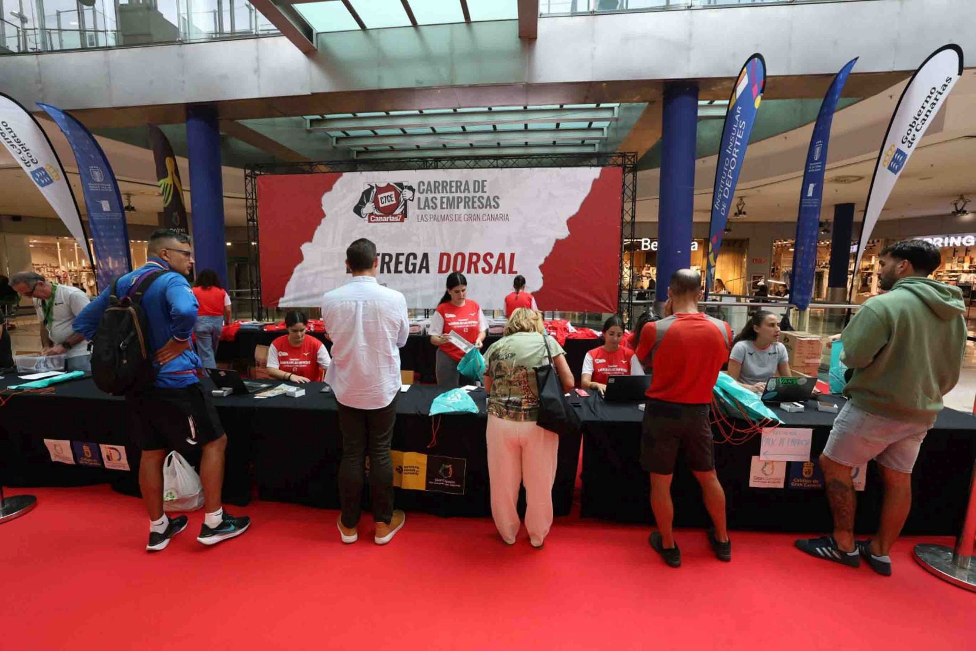 Máxima expectación en la recogida de dorsales de la CANARIAS7 Carrera de las Empresas