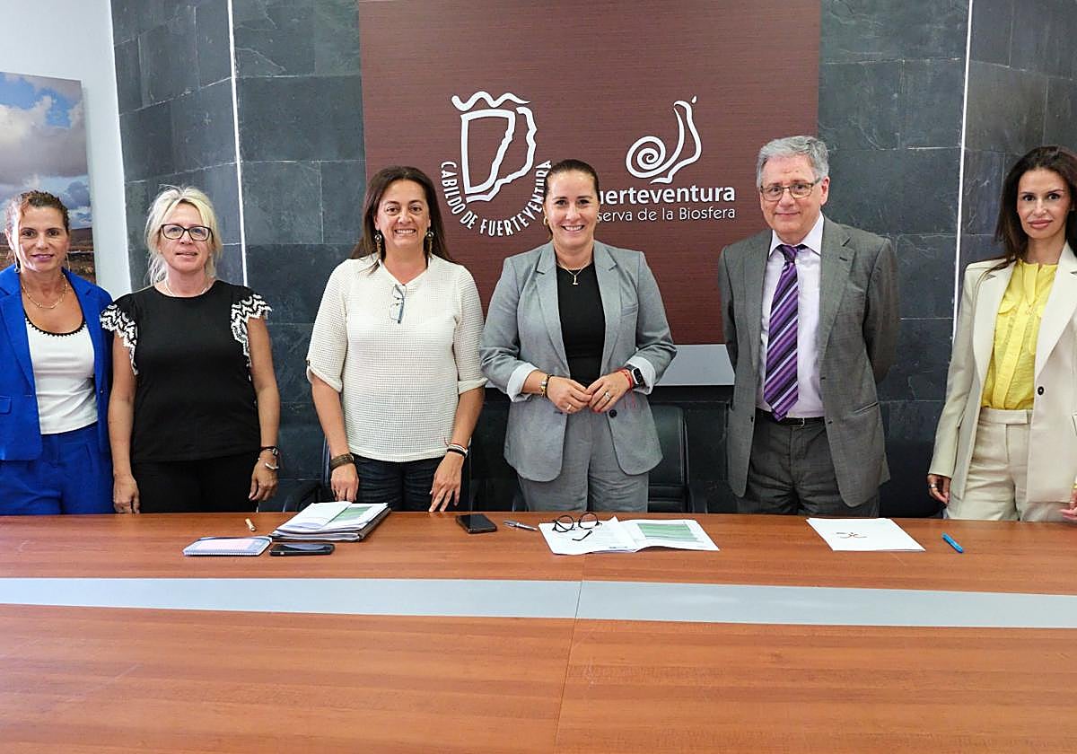 La presidenta Lola García, la consejera Nereida Calero y Rafael Castellano, entre otros, en la firma del contrato.