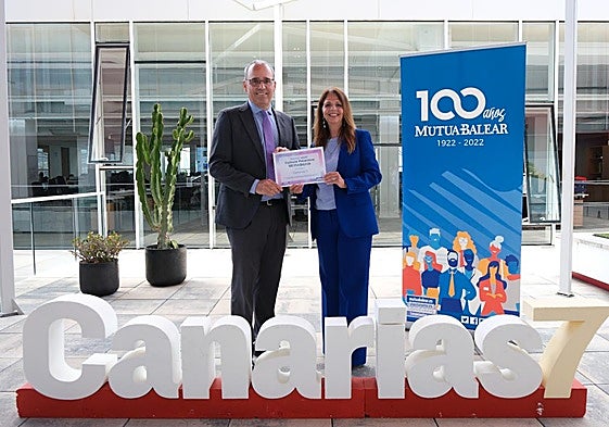 Miguel Navarro, director Técnico de Inforcasa, recoge el diploma de la mano de Clara Jorge García, directora territorial de Canarias de Mutua Balear.
