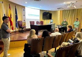 Imagen de la reunión mantenida con los gerentes hospitalarios para coordinar el nuevo comité.