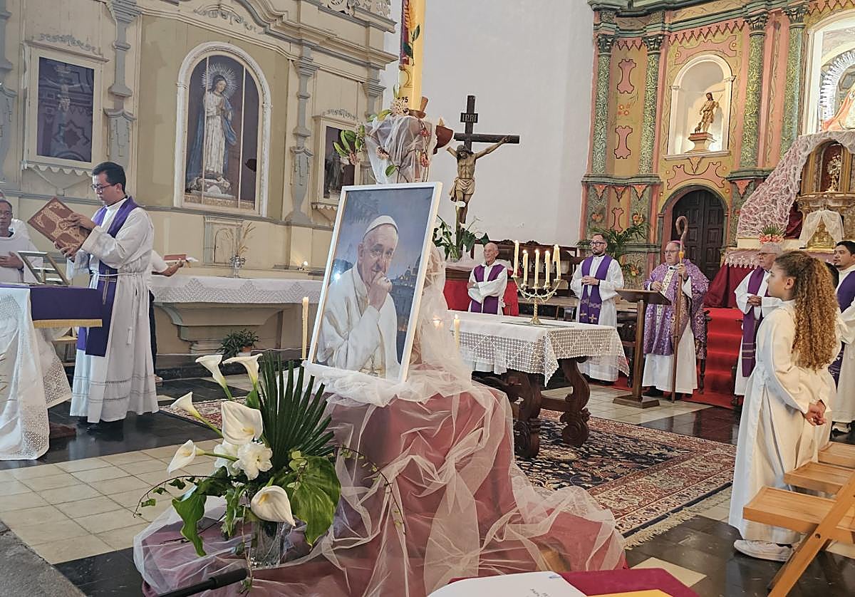 El obispo José Mazuelos presidió la misa-funeral.