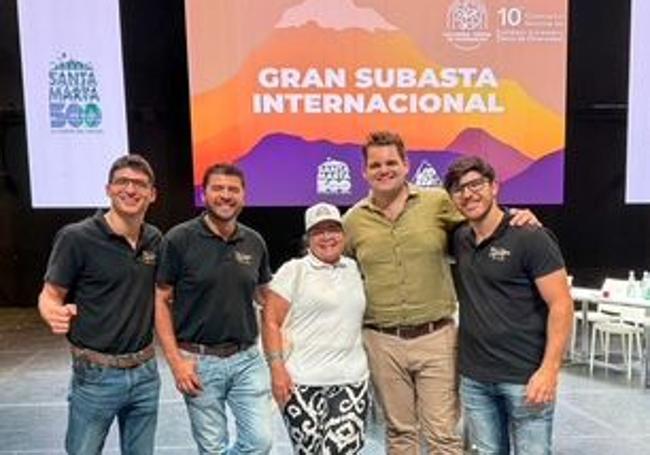Mario Gil, segundo por la izquirda durante la subasta