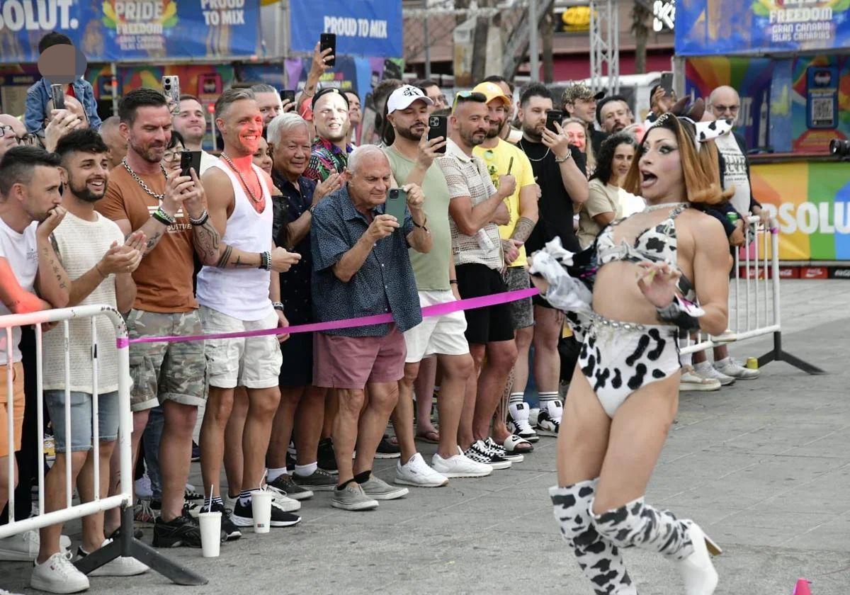 Con tacones y a la carrera por el Pride