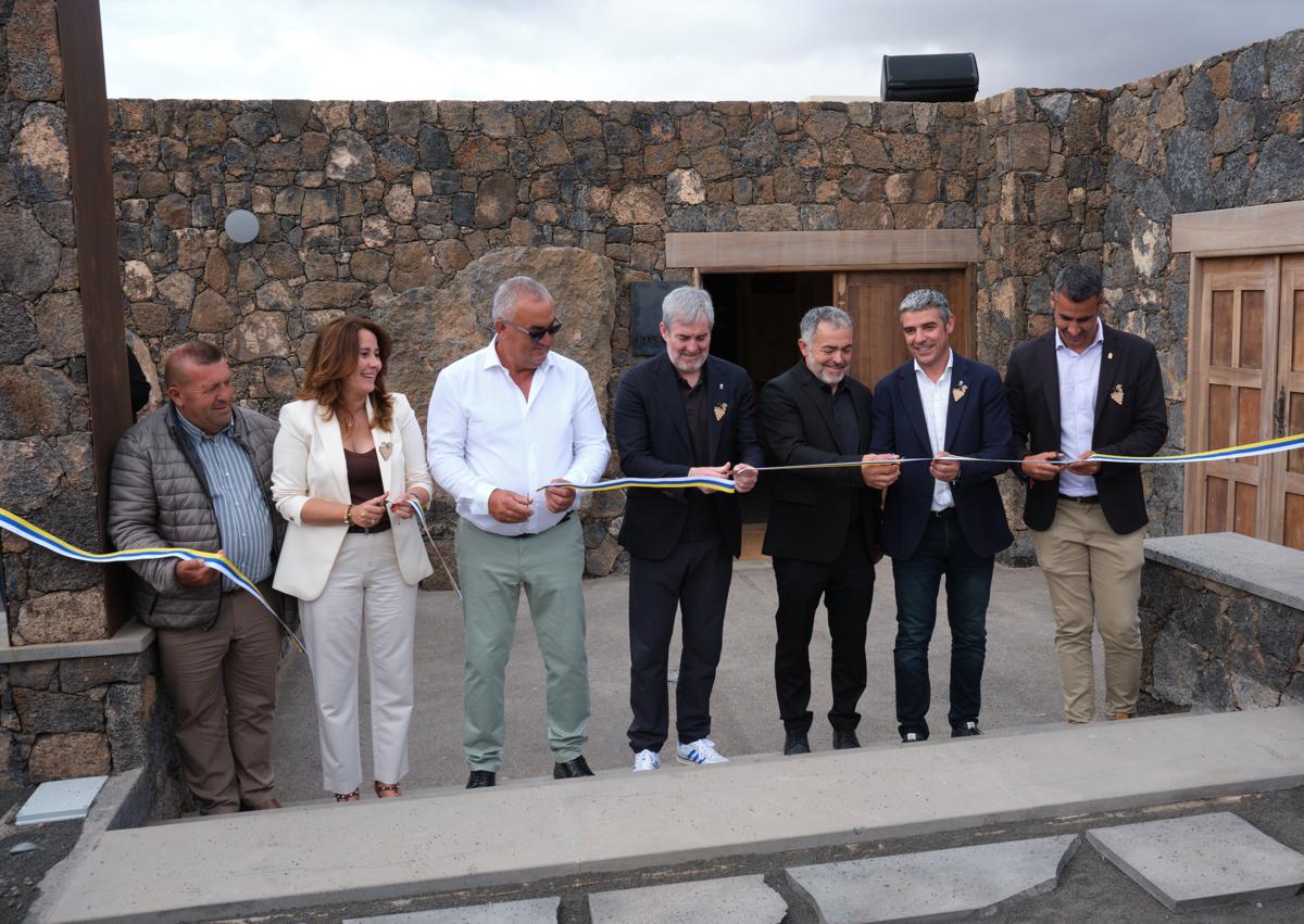 Imagen secundaria 1 - Corte de la cinta y botellas de vino.