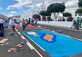Confección del alfombras de sal en Tías.