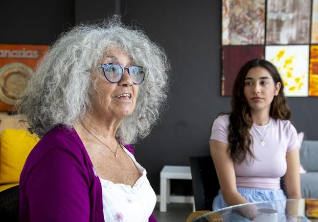 Andrea (d) escucha atenta a su abuela Sila durante la entrevista.