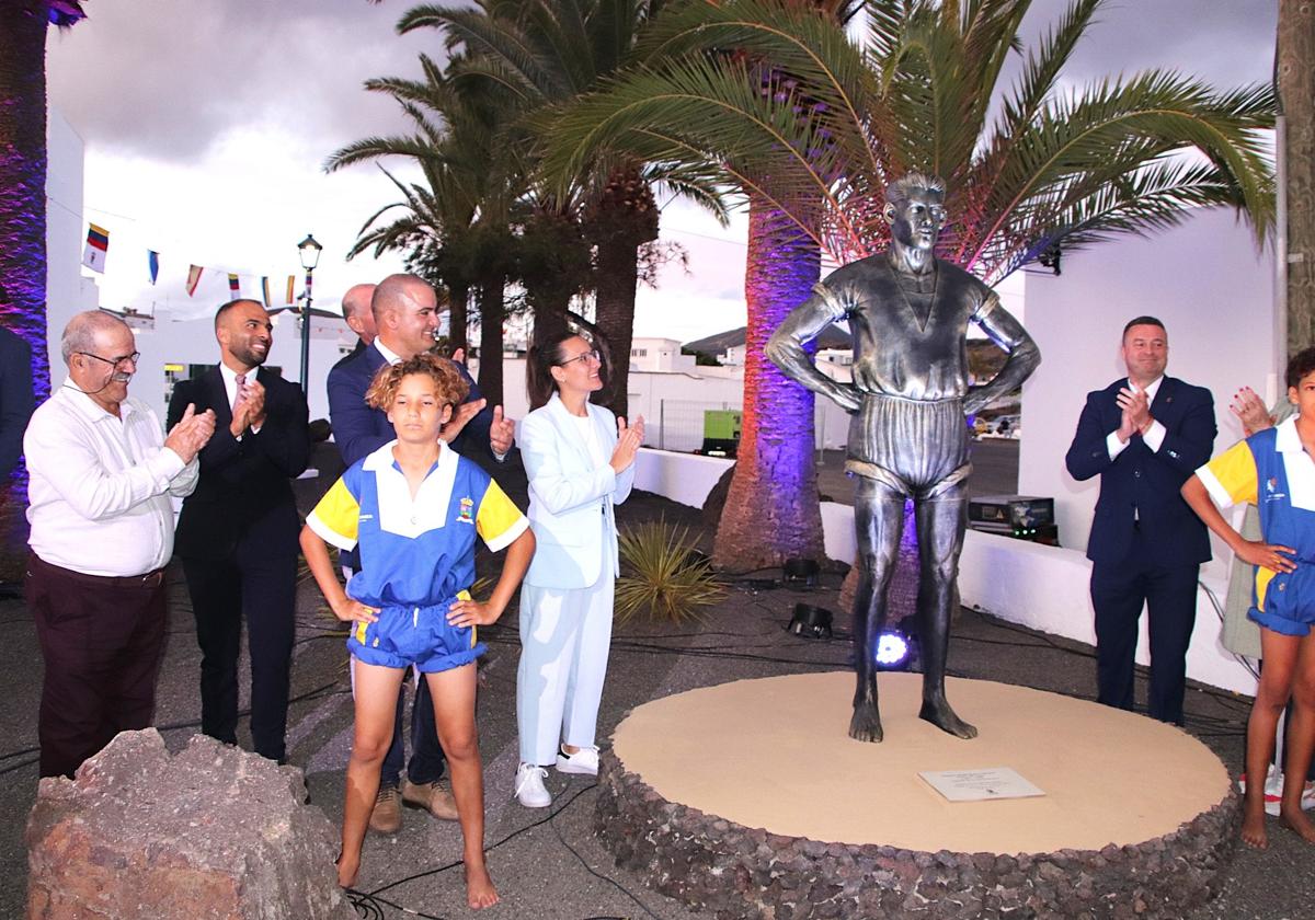 Estreno de escultura dedicada al Pollo de Uga.