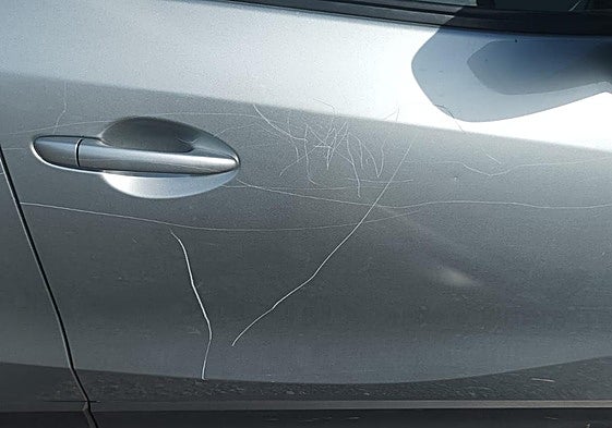 Algunos de los múltiples rayones en el coche de uno de los vecinos.