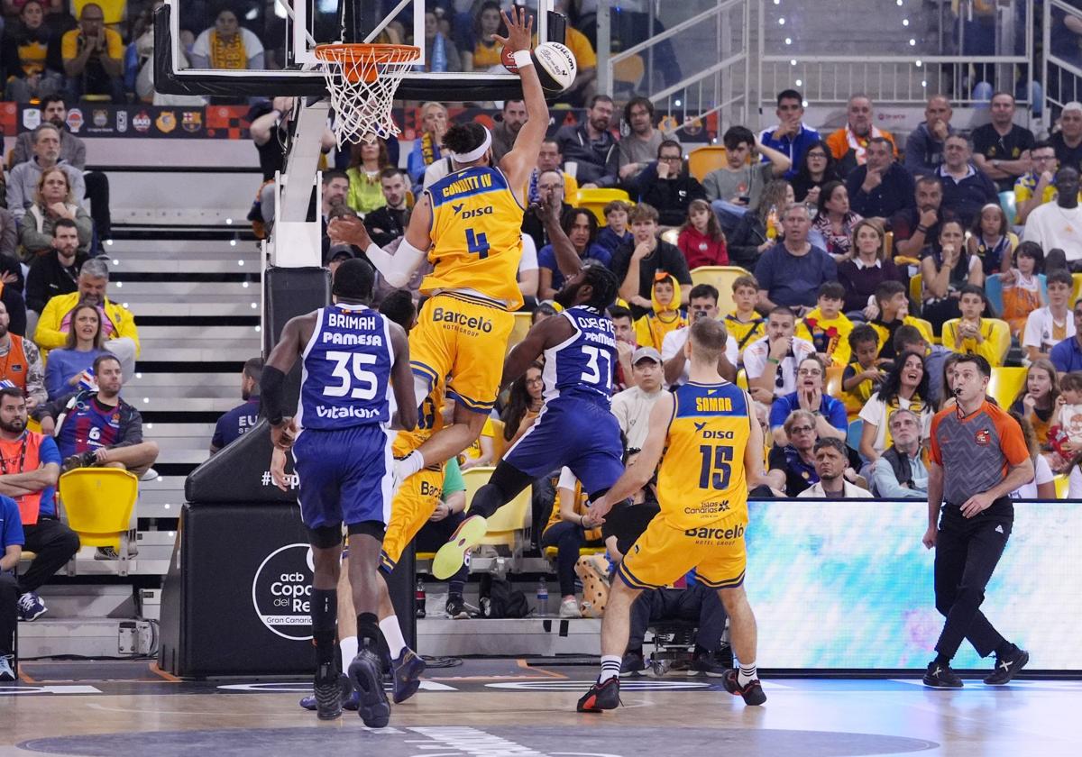 Conditt IV tapona a Ojeleye en el duelo copero.
