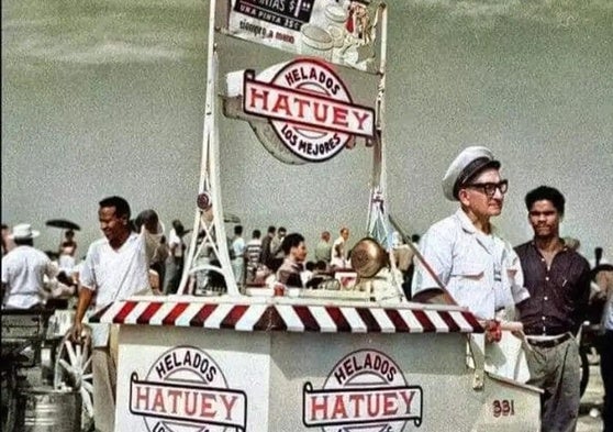 Puesto ambulante de venta de helados Hatuey.