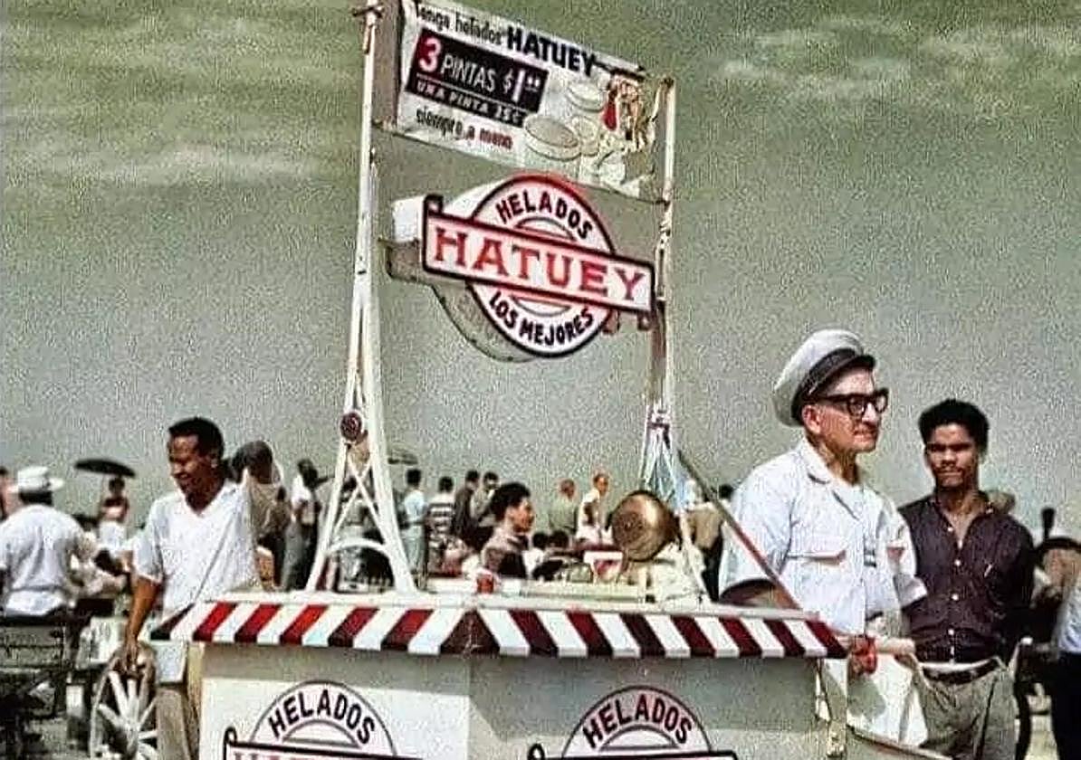 Puesto ambulante de venta de helados Hatuey.
