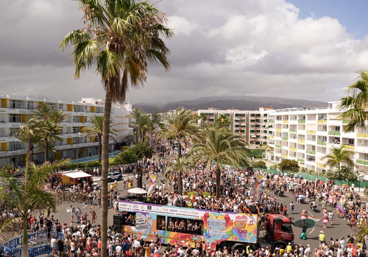 100.000 almas arcoiris desfilan en Maspalomas