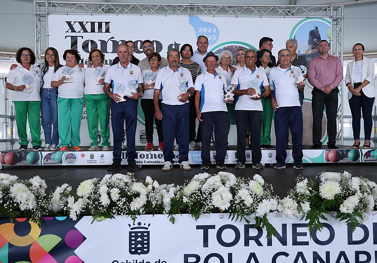 Equipos triunfadores, con las autoridades, en la ceremonia de cierre.
