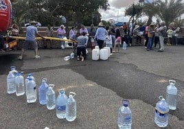 Ampuyenta llena garrafas de aguas por los cortes del suministro