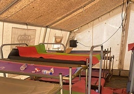 Imagen del estado interior de una de las carpas donde este fin de semana han dormido 65 personas.