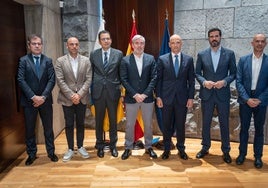 Los directivos del BBVA Research le presentaron el Informe de Situación de Canarias al presidente regional, Fernando Clavijo, (c).