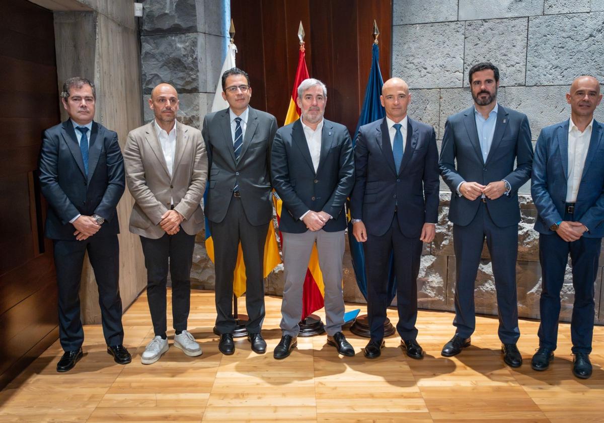 Los directivos del BBVA Research le presentaron el Informe de Situación de Canarias al presidente regional, Fernando Clavijo, (c).
