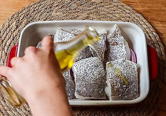 Agregamos cherne, sal y aceite de oliva