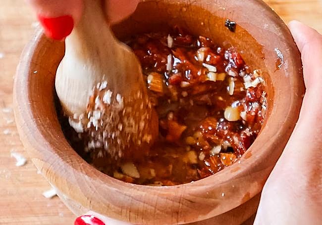 Majado o picada d etomate seco, ajo, tomillo y aove