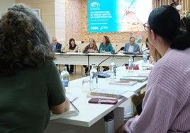 La presidenta majorera Lola García y la diputada regional Ana Oramas, en el encuentro de los parlamentarios con los representantes del llamado tercer sector.