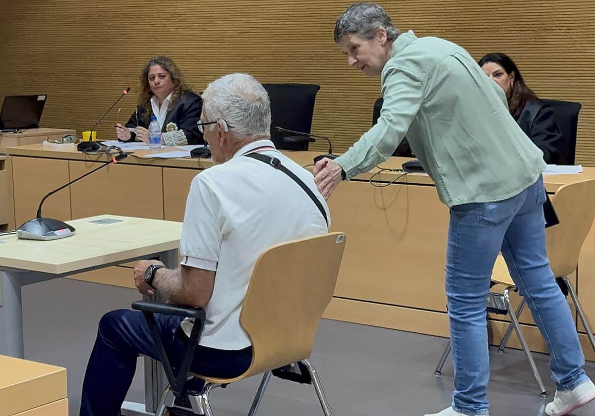 El acusado, en primer plano, tras reconocer los hechos.