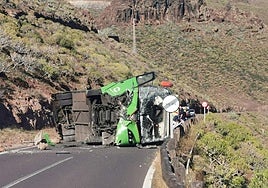 Imagen de la guagua accidentada en la Carretera General de La Gomera.