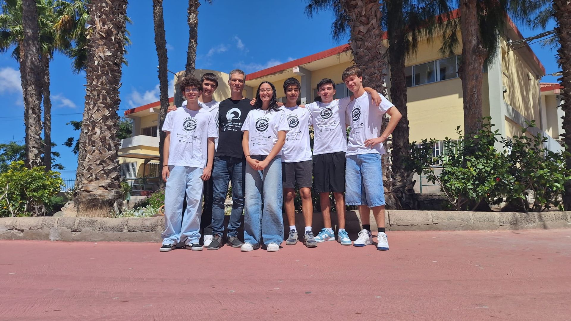 El grupo de estudiantes y su docente que conforman el equipo Orbital 28ºN 16º'W.