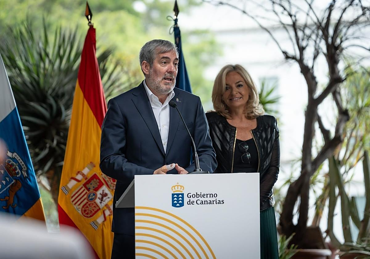 El presidente de Canarias, Fernando Clavijo (i), y la consejera de Sanidad, Esther Monzón.