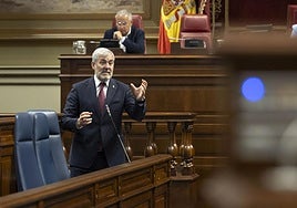 El presidente del Gobierno de Canarias, Fernando Clavijo, en una sesión del Parlamento.