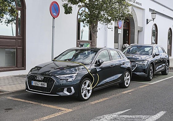 Recarga de coches eléctricos ante el Ayuntamiento de Arrecife.