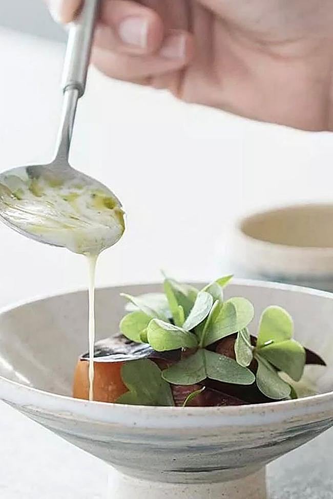 Verduras encurtidas con salsa de yogurt y raifort