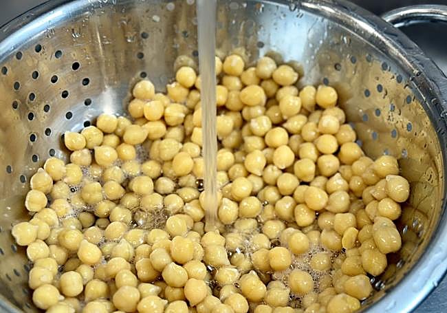 Lavamos y escurrimos los garbanzos