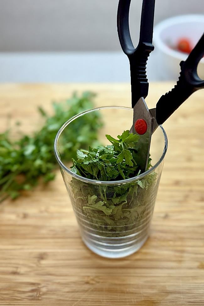 Con tijeras, cortamos el perejil