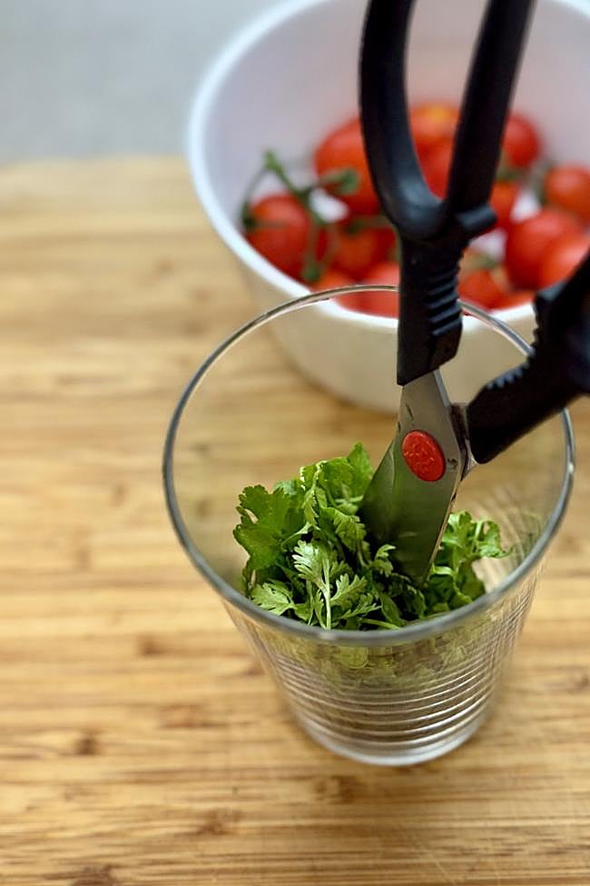 Deshojamos y picamos el cillantro