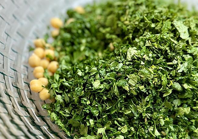 Añadimos el hierba huerto a la ensaladera con el resto de ingredientes