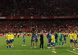 Imagen de la plantilla amarilla tras la derrota en el Pizjuán,