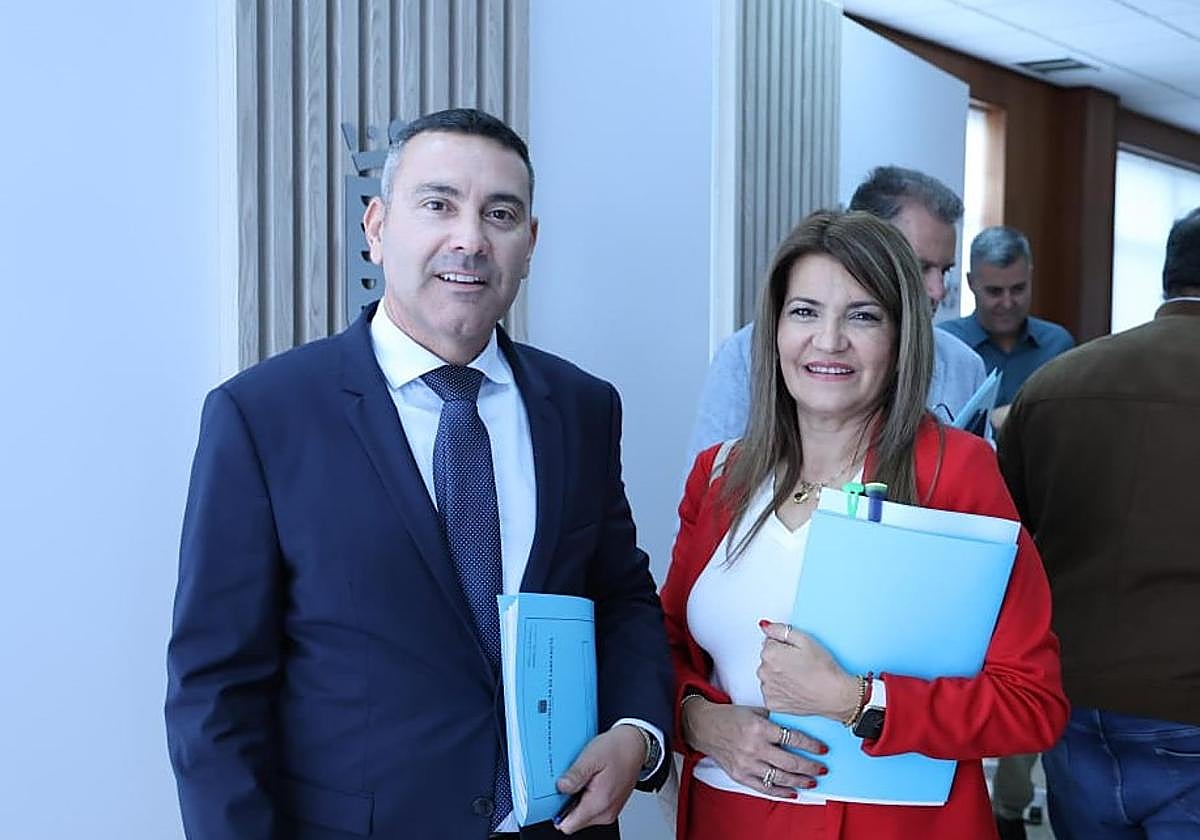 Oswaldo Betancort y María Jesús Tovar, protagonistas del Consejo de Gobierno del Cabildo.