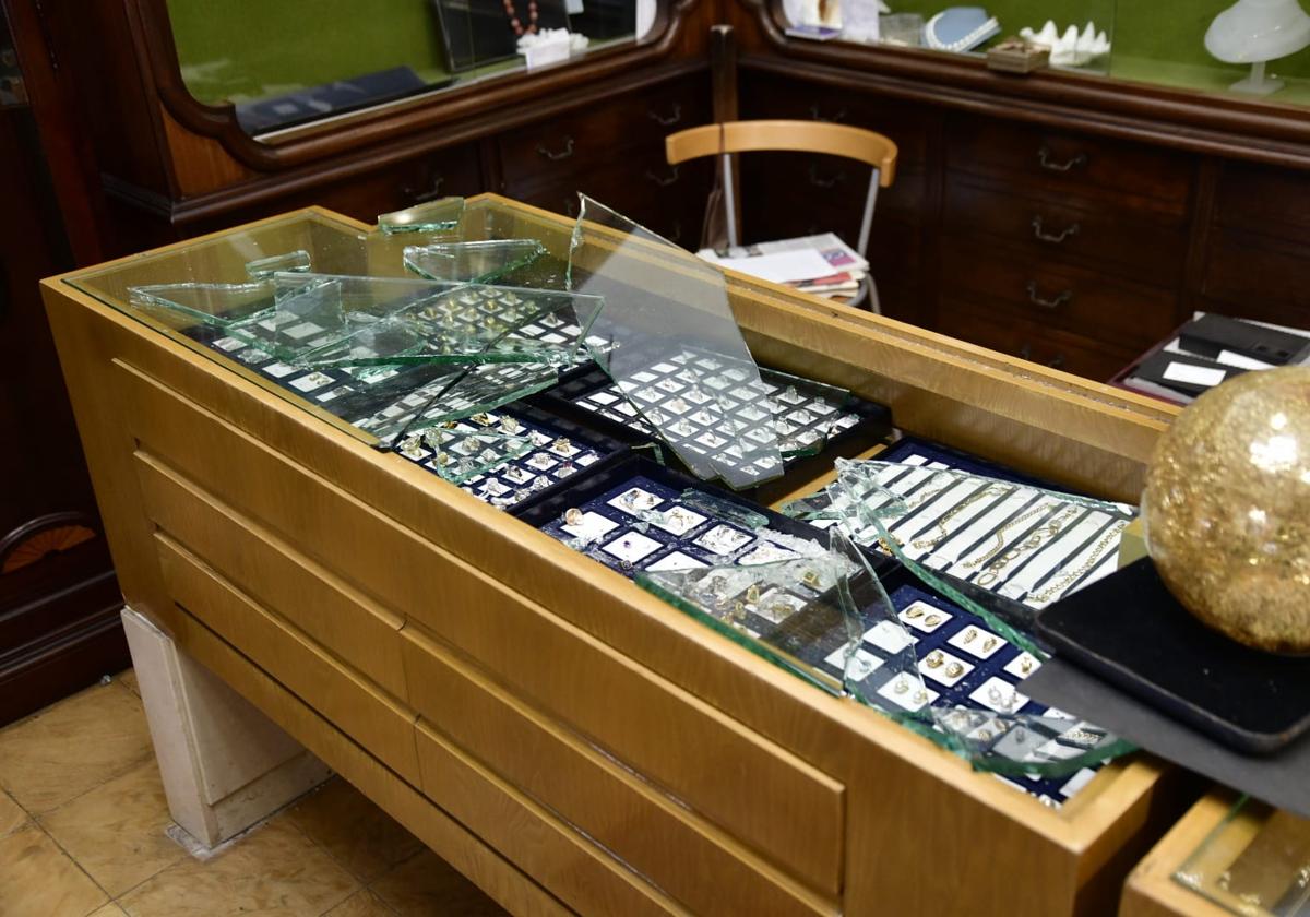 Otro robo en una joyería: un joven asalta con un martillo un escaparate en Triana